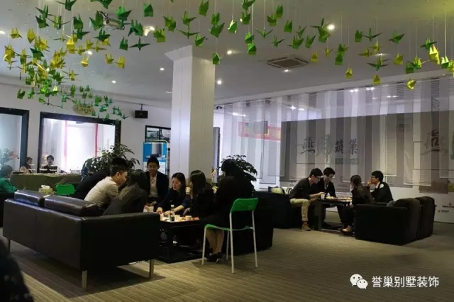 設(shè)計師給業(yè)主詳細(xì)講解設(shè)計方案