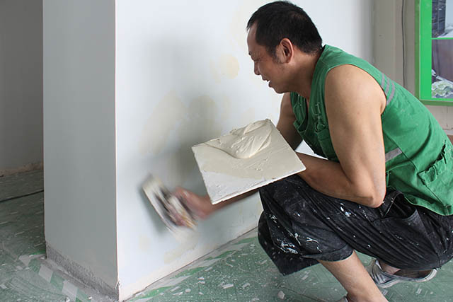 天鵝堡別墅師傅現場刷漆