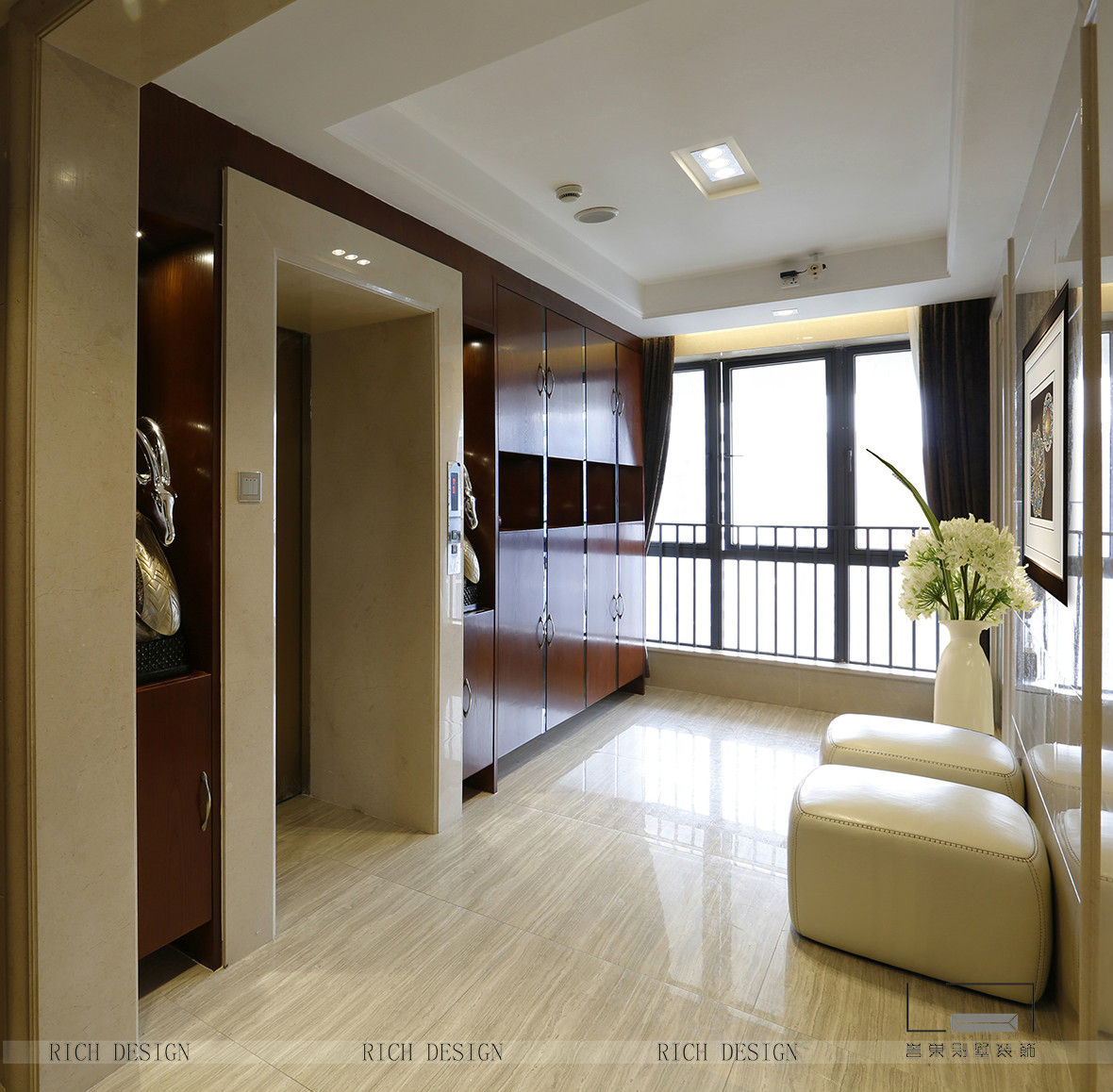 水榭春天現(xiàn)代別墅門廳裝飾效果圖 水榭春天現(xiàn)代別墅門廳裝飾效果圖