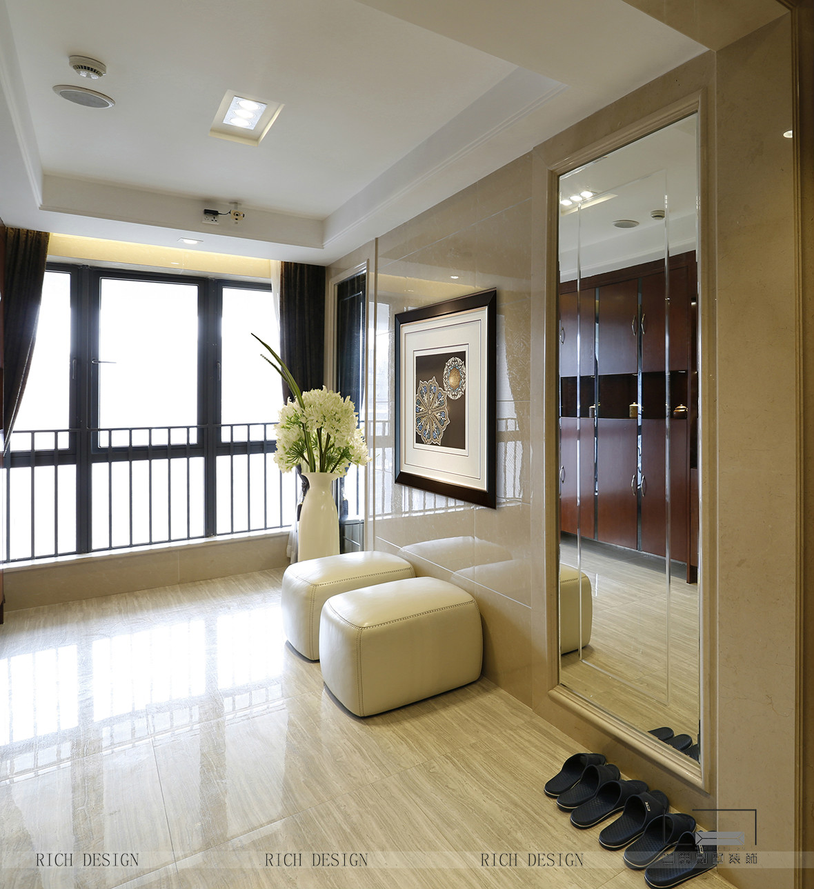 水榭春天現(xiàn)代別墅門廳裝飾角度實(shí)景圖 水榭春天現(xiàn)代別墅門廳裝飾角度效果