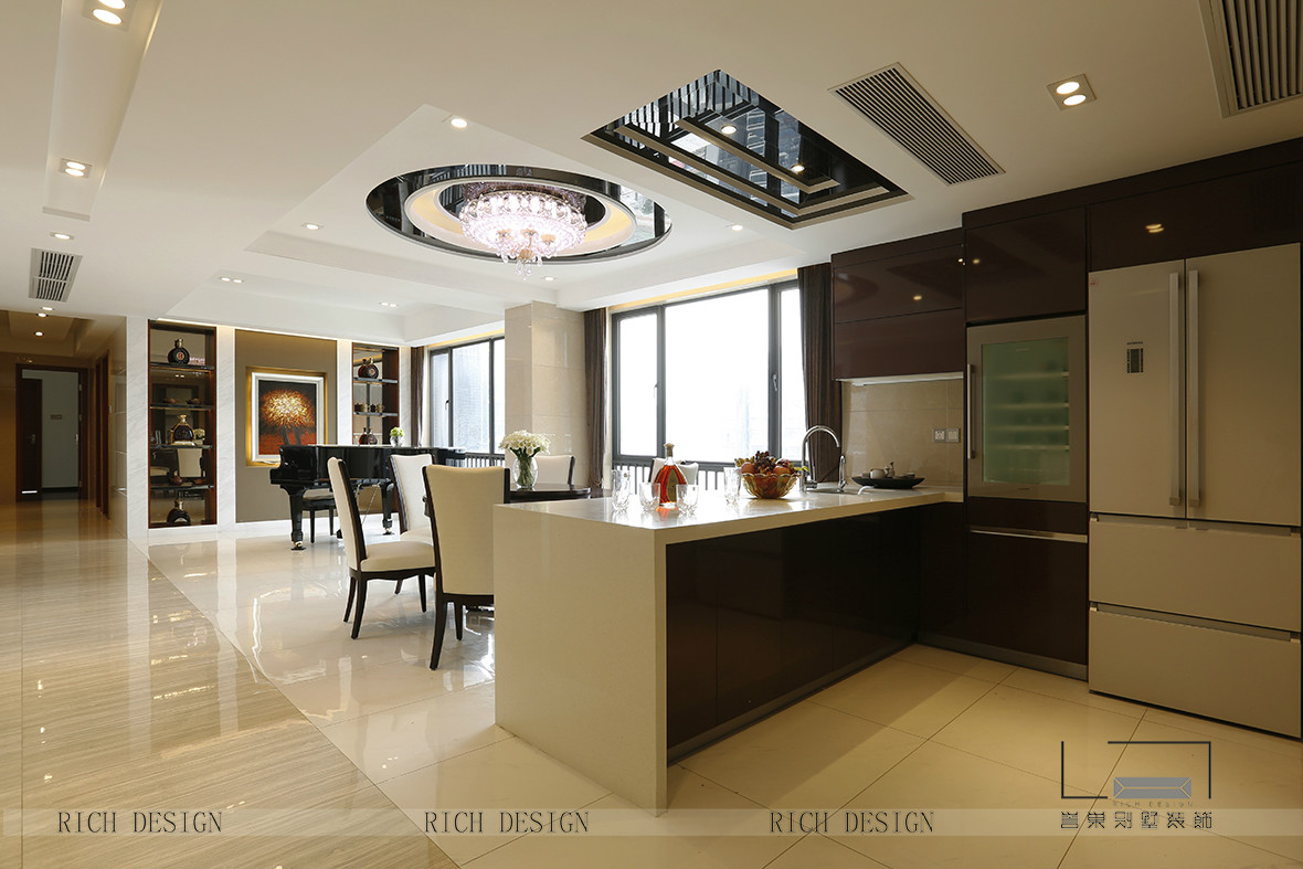 水榭春天現(xiàn)代別墅餐廳裝飾實(shí)景圖 水榭春天現(xiàn)代別墅餐廳裝飾實(shí)景圖