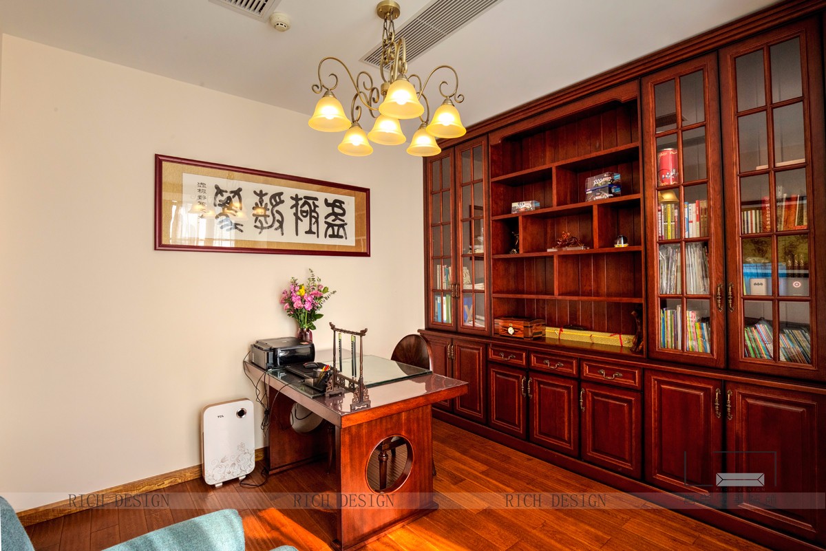 水灣1979衣帽間裝飾實(shí)景圖 水灣1979書(shū)房裝飾實(shí)景圖
